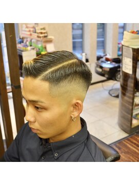 バーニーズ バーバークラブ(BARNEYS BARBER CLUB) サイドパートスキンフェード