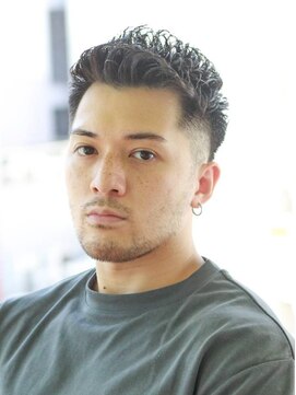 にもう ワイルドアップバング　アイロンパーマ　スキンフェード