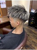スキンフェードアップバングホワイトメッシュハイライト