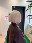 ホワイトベージュブリーチボブ