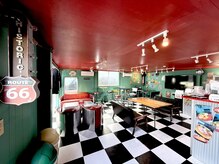 1階併設のアメリカンダイナーではベーグルサンドが人気＊