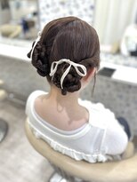 サクララ(Sakura la)&nbsp;ツインシニヨン×リボン／結婚式／お呼ばれヘア／二次会へア