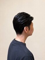 ウミト(Umito)&nbsp;ゆるパーマで流す大人の紳士スタイル