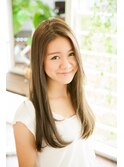 赤みを消した潤いカラーが際立つニュアンスストレート