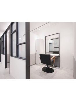 【なんば駅1分】広々とした個室で周りを気にせず施術♪ヘアのお悩みもお気軽に！2席1室のペア席も完備◎