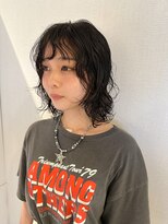 アム(amu)&nbsp;ミディアムウルフ/顔まわりレイヤー/ウルフパーマ/パーマウルフ