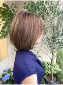 耳かけフォギーベージュ　イメチェン　30代ヘアスタイル