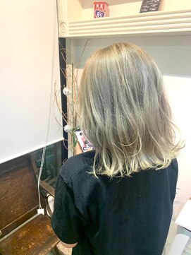 テイラー(Taylor) 【Taylor 大宮】ホワイトベージュ×外ハネウェーブ