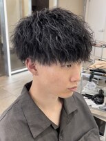 マグ カーネ バイ フィフス(Mag KANE by fifth)&nbsp;ツイストスパイラルパーマメンズマッシュセンターパートウルフ