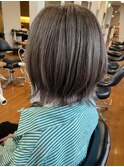軽やかグレージュの上品ボブ