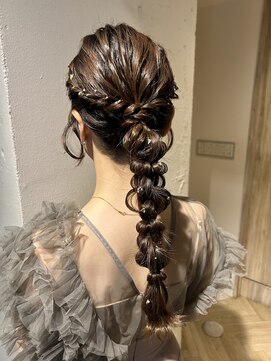 シェリ(Cheri) ロングの編み下ろしヘア