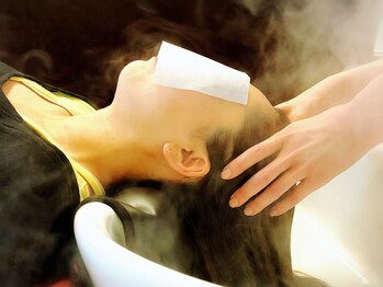 ジェンヌ(Sienne)の写真/頭皮に潤いを与え、健康な髪へ♪ヘッドスパ専用シャンプー台増設！快適フルフラットで長時間の施術でも◎