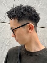 スペインカールスパイキーショートブルーブラックフェザーパーマ