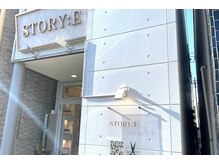 ストーリー 与野店(STORY:E)の雰囲気（白を基調とした落ち着きのある外観[縮毛矯正/白髪染め/白髪]）