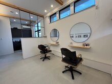 ルポ(Repo's)の雰囲気（白を基調としたフロアにセット面が2席）