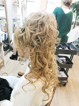ロカット サロン(Roquat Salon) スジ盛りハーフアップアレンジ【ヘアアレンジ　立川/立川南口】