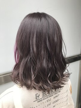 リリー(Lily) ミディアム　外ハネ　イヤリングカラー