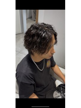 ミリ(milli Produce by ITAKURA) センターパートツイストスパイラルパーマ