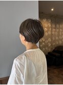 くせ毛を活かしまとまるショート。カラーはシックに秋らしく。
