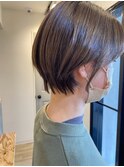 耳かけショート×カーキベージュ
