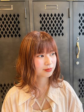 アチーブリス(achieve Liss) 鮮やかオレンジ暖色系 ぱっつん前髪 なみなみウェーブミディ