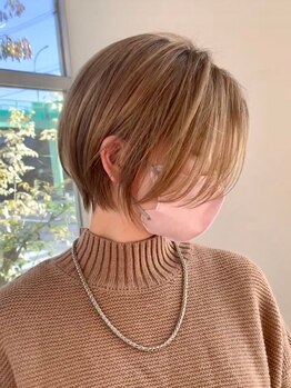 白髪を生かしたハイライトでナチュラルにぼかすこともできるので気軽にデザインを楽しんで頂けます！