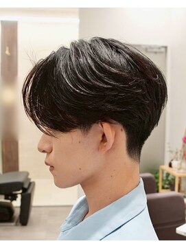 カルム(kalm) 毛流れセンターパートニュアンスパーマカルマヘアメンズパーマ