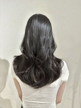 アンダーバーホワイト(_WHITE) 後ろから見てもかわいいレイヤーカット