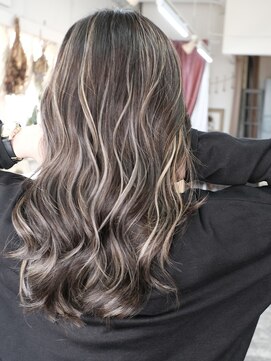 マリアナ(Mariana) ハイライトショートヘアレイヤーカットダブルカラー