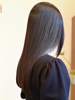 スーベニア(souvenir)の写真/【誰もが魅了される艶髪へ】毛先まで自然にまとまる。クセや広がりを解消する、極上の柔らかストレート