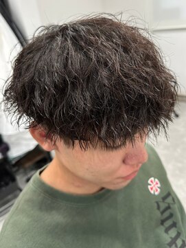 フゥ 宇都宮(FeU) ツイストスパイラルパーマツーブロック刈り上げメンズマッシュ