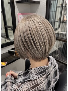サロンドフィール 永山店(Salon de feel) グレーベージュ/ホワイトブロンド/ショートボブ/白髪ぼかし