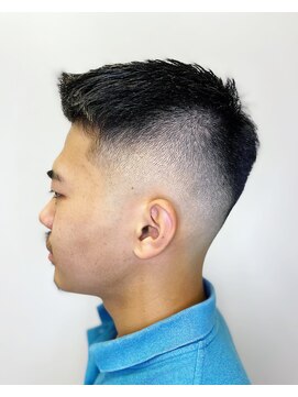 フランクスバーバー アンド ビアークラブ(FRANK'S BARBER and BEER CLUB) スキンフェードカットかき上げサイドグラデーション