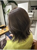 レイヤーカット×アッシュベージュカラー
