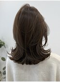 オリーブカラーにミディアムレイヤーヘア