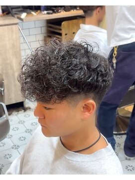 グルーマーズトウキョウ(GROOMER/S TOKYO) スペインカール　フェード　海外風　メンズパーマ