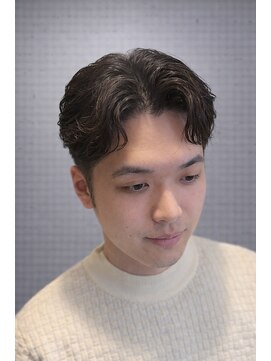 ワンワンオー バーバーショップ 長浜店(@110 BARBER SHOP) ニュアンスパーマ×センターパートで創る、エフォートレスな洗練