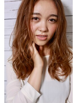 ラヴェストバイフレイスウェル(LOVEST by frace well) アレンジの幅も広がる、センターパートで作るふんわりウェーブ