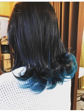 ソラ(sora) ダークネスアッシュ＋インナーカラー　ブルー