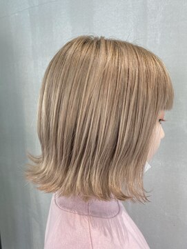 グミ(gumi) *gumi*ハイトーンカラー×切りっぱなしボブ