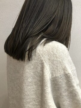 エイチ(811) ミニウルフホワイトグレージュレイヤーカット大人ショート美髪