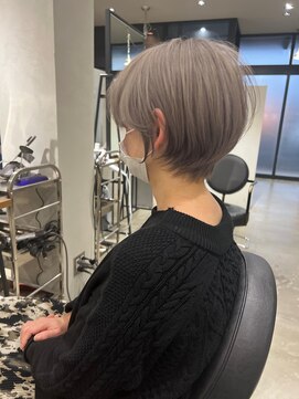 モノトーン(MONOTONE) グレージュ　ショート