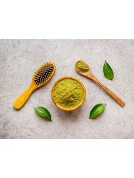 上田市でも数少ないヘナ取り扱い店舗！髪のダメージを最小限に抑えてくれるから、艶髪が叶う☆