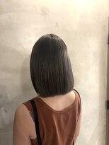 リリアーナ(LILIANA)&nbsp;ブリーチ　ハイトーン　オリーブグレー　ボブ　ヘアカラー
