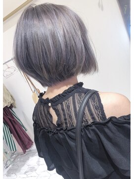 アマンドール(Aman D'or) サブカルみ強め＊シルバーカラー×前下がりショート