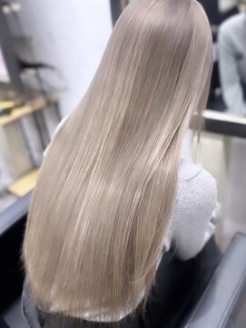 リア(riah) ダブルカラーミルクティーベージュレイヤーカット韓国ヘア