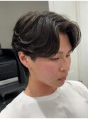 大人の抜け感を演出する、今トレンドのフェザーパーマ
