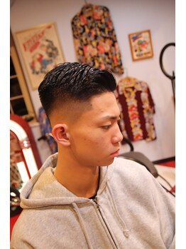 オンフリーク(ONFLEEK)の写真/清潔感のあるフェードスタイルで好印象に！シェービングや眉のお手入れで、大人の身だしなみを。