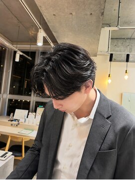 ナビバイケンジ(NaVI by KENJE) スーツに合うセンターパート