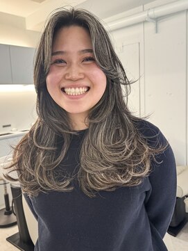 ノラ ウメダ(NORA UMEDA) レイヤーカット地毛ハイライト西海岸海外風カーテンバング